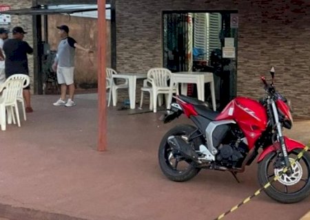 Dupla em moto preta atira contra barbearia e fere dois em Ponta Porã