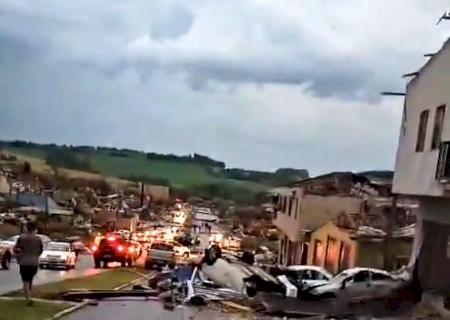 Tornado arrasa cidade no interior do Paraná; prefeito diz que há 3 mortos