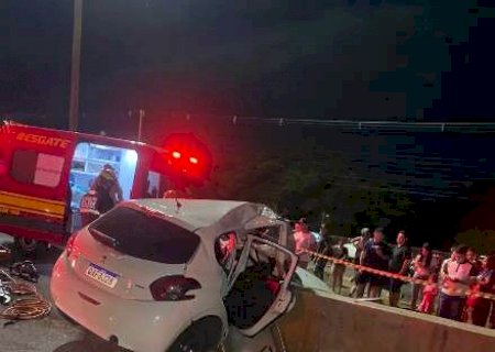 Jovem morre ap&oacute;s carro colidir com mureta em avenida de Campo Grande