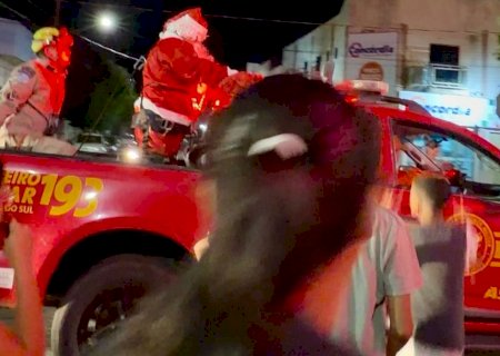 A poucos dias do Natal, Papai Noel chega a Nova Andradina e encanta centenas de crianças