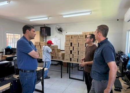Prefeitura de Nova Andradina garante mais de 7,3 mil kits escolares e encerra 2025 com educação pronta para o primeiro dia de aula