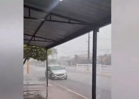 Tempestade atinge Água Clara, alaga ruas e forma redemoinho