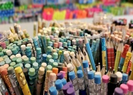 Caneta e l&aacute;pis t&ecirc;m a maior varia&ccedil;&atilde;o de pre&ccedil;o entre os itens de material escolar