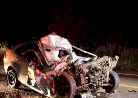 Em Nova Andradina, motorista morre e carro vira sucata ao colidir na traseira de bitrem na MS-267
