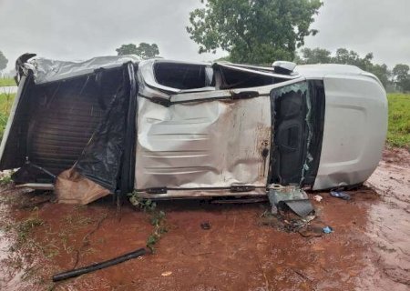 Homem que viajava com a esposa capota caminhonete e morre preso &agrave;s ferragens