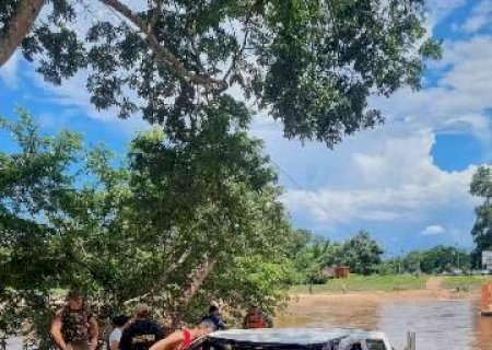 Caminhonete cai de balsa e homem morre afogado em rio em Caracol
