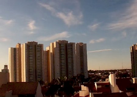 Frente fria ameniza manh&atilde;s, sol predomina, mas chuva isolada ainda pode aparecer