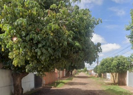 Homem tem casa invadida enquanto dormia e &eacute; baleado no peito em Campo Grande