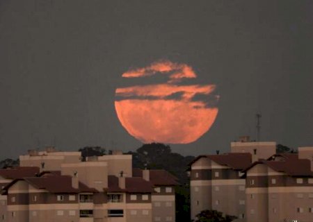 Superlua ilumina céu de MS com brilho 30% mais intenso que o normal