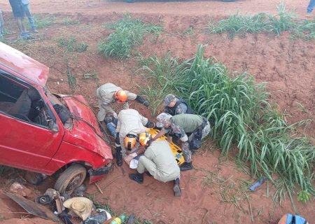 Pai e filho são socorridos pelo Corpo de Bombeiros Militar após capotagem em Batayporã