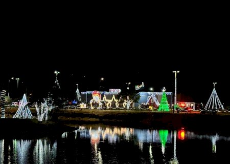 Decoração, neve, chegada do Papai Noel e apresentações culturais colocam Batayporã no clima do Natal