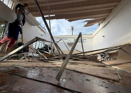 Chuva com rajadas de vento causa estragos em vários pontos de Batayporã