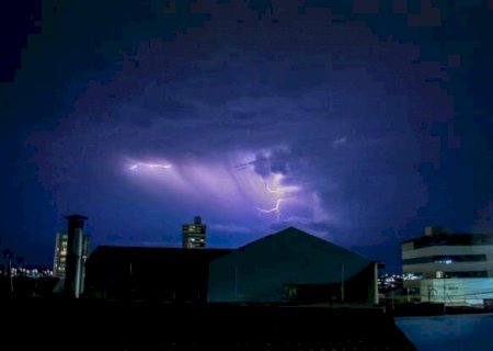 Ciclone extratropical traz frente fria e tempestades para MS