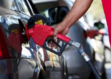 Gasolina cai na refinaria, mas desconto trava nas distribuidoras