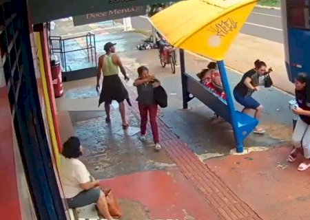 Ônibus atinge ponto na Marcelino Pires e quase provoca acidente com passageiras