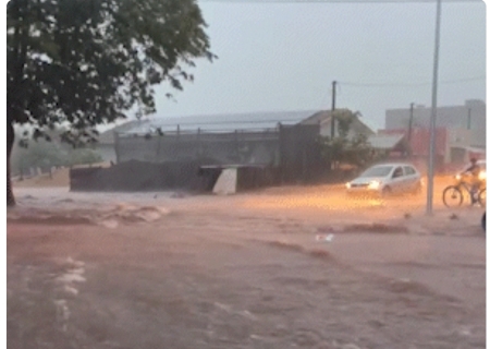 Temporal transforma avenidas em rios e derruba &aacute;rvores em Itaquira&iacute;