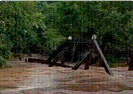 Enxurrada destr&oacute;i ponte no Rio Taboco e isola comunidades