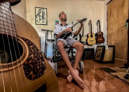 Eddy já tocou com Délio e Delinha e hoje desafia doença com música