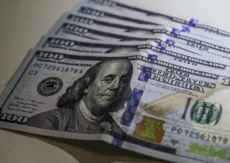 D&oacute;lar cai a R$ 5,18 e bolsa bate recorde com entrada de capital estrangeiro