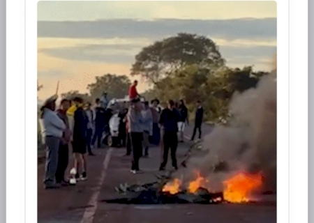 Ind&iacute;genas bloqueiam MS-162 com fogo para cobrar recapeamento da rodovia