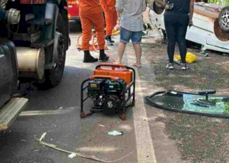 Idosa morre e criança fica presa às ferragens após motorista tentar desviar de buraco em MS