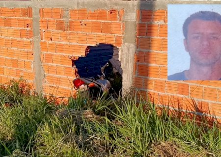 Motociclista morre ao roletar rotatória e bater em muro no Cidade Jardim