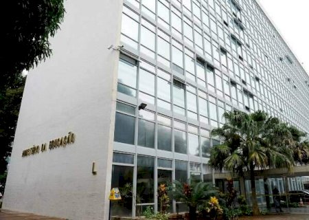 Entidade pressiona MEC contra redu&ccedil;&atilde;o de aulas presenciais a professores