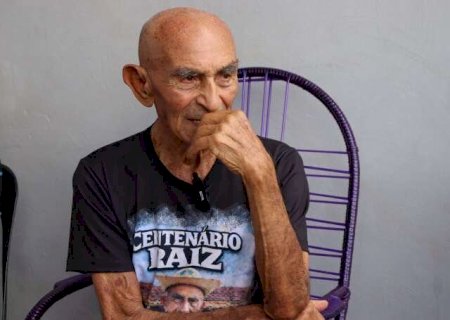 Chico faz 100 anos após 3 picadas de cobra e tomando mocotó todo dia