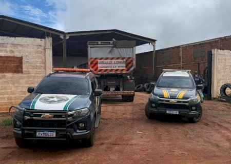 PRF e Receita Federal apreendem carga de pneus em Campo Grande (MS)