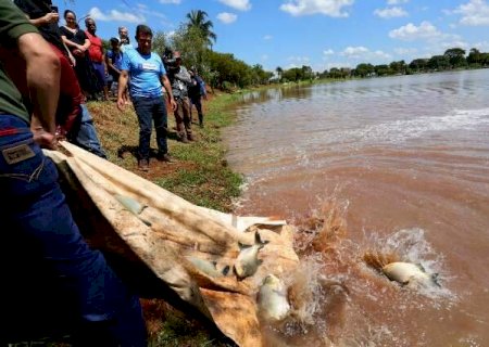 Lagos recebem 4 toneladas de peixe para pescaria de gra&ccedil;a na cidade e aldeias