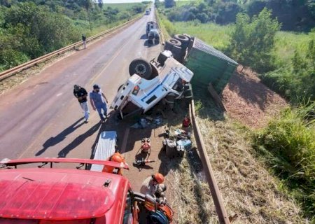 Condutor sai ileso após tombar carreta ao desviar de veículo em Dourados