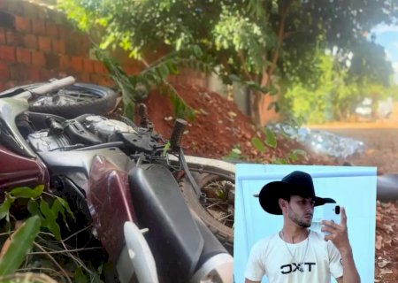 Jovem morre ao perder controle de moto e colidir contra árvore em Jardim
