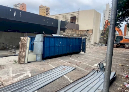 Pr&eacute;dio do antigo Extra &eacute; demolido para dar lugar a academia e p&oacute;s-gradua&ccedil;&atilde;o