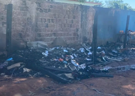 Barraco onde casal suspeito de furto foi morto a facada &eacute; incendiado