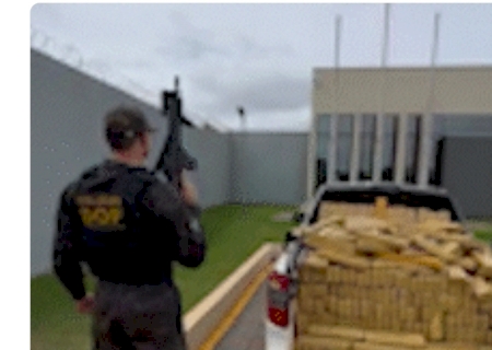 Traficantes abandonam 3,2 toneladas de maconha ap&oacute;s furar bloqueio da pol&iacute;cia