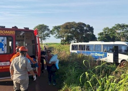 Ônibus com idosos do Projeto Conviver de Caarapó sofre acidente; vítimas têm ferimentos leves