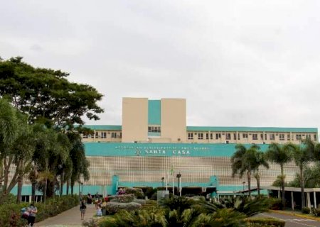 Filho ataca idoso de 65 anos com machadinha ap&oacute;s "ouvir vozes">