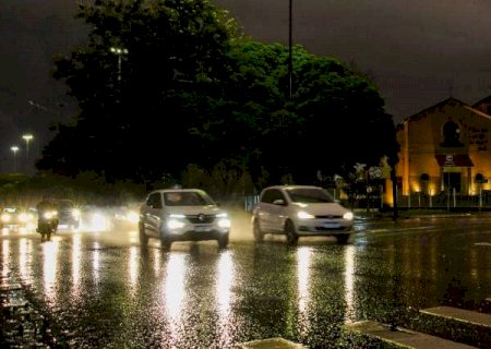 Semana começa com chuva em Campo Grande e alerta de tempestade em MS