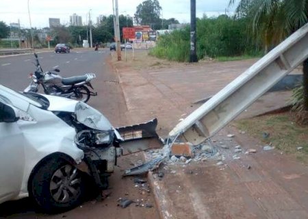 A cada 36 horas, um poste é derrubado em acidentes no Estado