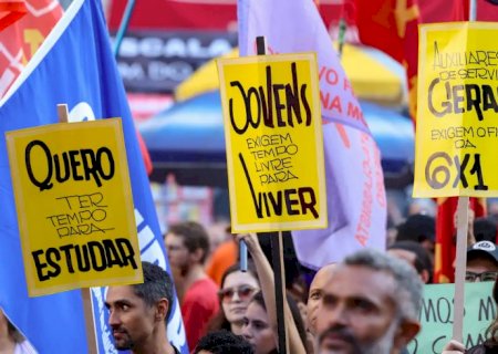 Flávio Bolsonaro sugere pagamento por hora em alternativa à escala 6x1