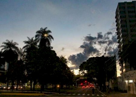 Calor ganha for&ccedil;a, mas frente fria pode provocar chuva isolada no sul de MS