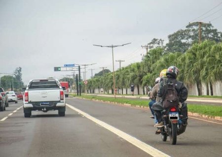 Com modelo ganhando capitais, condutores defendem faixas exclusivas para motos
