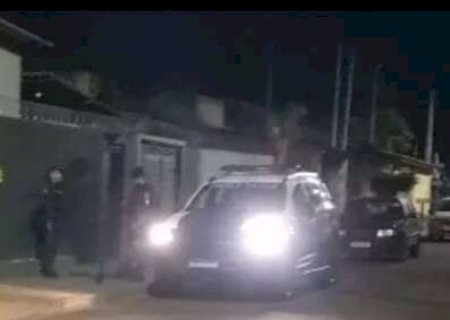 Homem tenta atacar pai idoso de 71 anos com faca e morre baleado pela pol&iacute;cia em MS