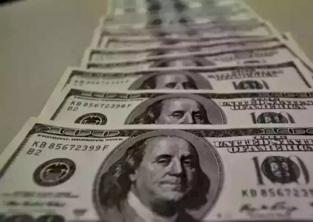 D&oacute;lar sobe a R$ 5,02 e bolsa cai com tens&otilde;es externas e cautela fiscal
