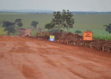 MS-355 ter&aacute; anel vi&aacute;rio para retirar caminh&otilde;es de dentro de Terenos