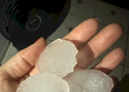 Chuva de granizo provoca estragos em casas e assusta moradores em Deodápolis