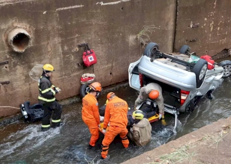 Enfermeira sai de plant&atilde;o, bate em &aacute;rvore e cai com carro no C&oacute;rrego Segredo