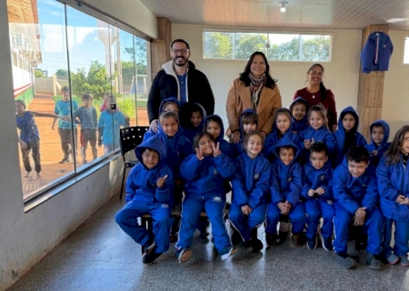 Prefeitura de Caarapó amplia investimentos e garante uniformes e kits escolares completos para alunos da rede municipal