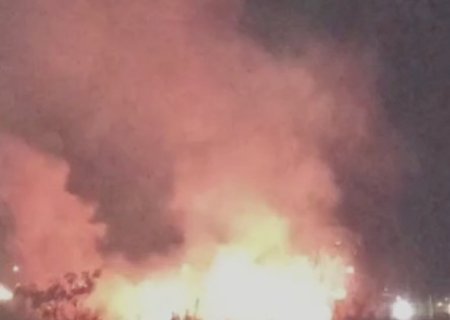 Queda de raio causa inc&ecirc;ndio em &aacute;rea de vegeta&ccedil;&atilde;o em Dourados