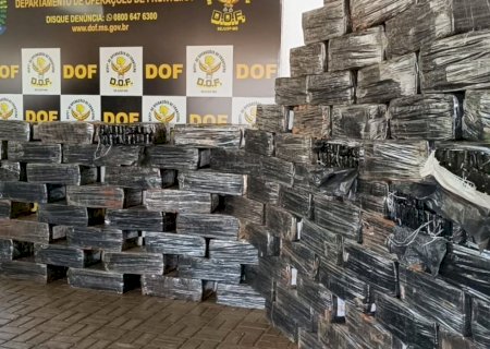 Caminhonete furtada em SC é abandonada com carga milionária após perseguição em MS